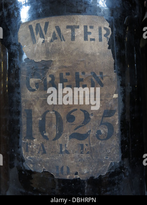 Einen Topf mit Wasser Grüne Glasur von Longton Stoke-on-Trent Great Britain zeigt Töpfereien Erbe im Gladstone Pottery Museum Stockfoto