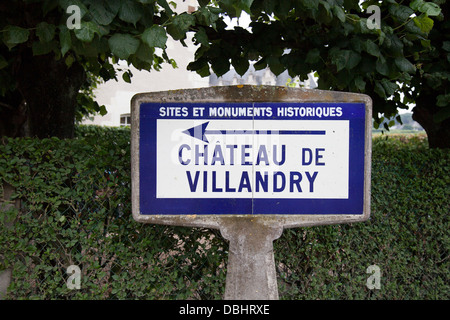 Wegweiser zeigen bis zum Eingang des Chateau De Villandry Stockfoto