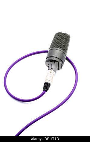 Schwarz Mikrofon mit Draht isoliert auf weiss Stockfoto