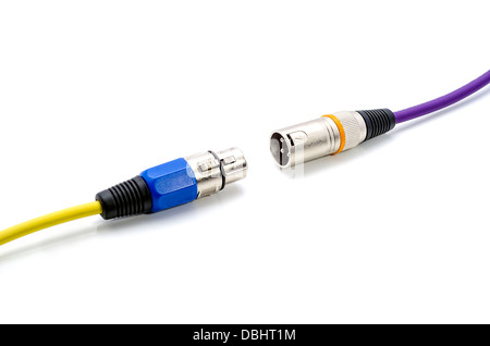 Audio-Anschlüsse und Kabel isoliert auf weiss Stockfoto