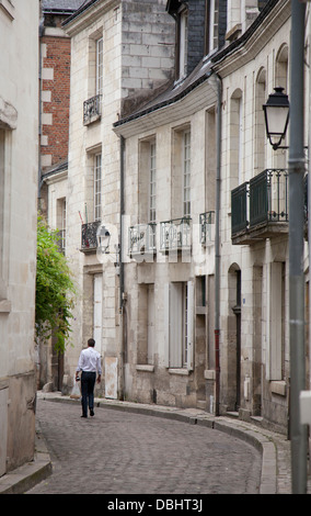 Einsamer Mann zu Fuß auf einer gepflasterten Straße in der Altstadt von Tours, Zentral Frankreich Stockfoto