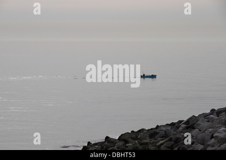 Angelboot/Fischerboot vergeht an einem frühen nebligen Morgen bei Kingsdown Kent UK Stockfoto