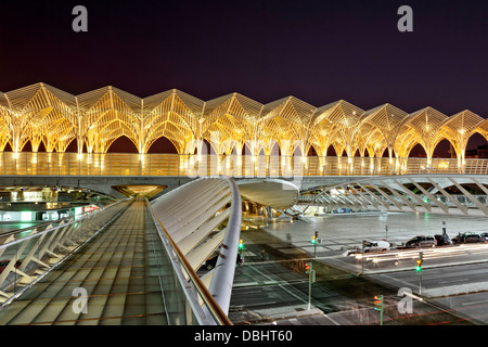 Bahnhof Oriente in Lissabon, in der Nacht von Santiago Calatrava, gebaut. Blick vom Skywalk auf die Shopping-Mall. Stockfoto