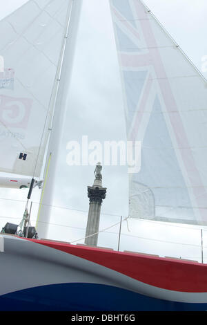 Trafalgar Square London, UK. 31. Juli 2013.     Eine 70ft, die lange Clipper namens "Great Britain", das in der Clipper Runde des World Yacht Rennen ab September St Katherine Docks konkurrieren, erscheint auf dem Trafalgar Square. Bildnachweis: Amer Ghazzal/Alamy Live-Nachrichten Stockfoto