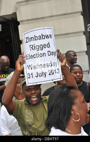 South Africa House, Trafalgar Square, London, UK. 31. Juli 2013. Menschen singen, tanzen und singen aus Protest gegen die heutigen Wahlen in Simbabwe, die sie angeblich gegen Robert Mugabe manipuliert wird. Bildnachweis: Matthew Chattle/Alamy Live-Nachrichten Stockfoto