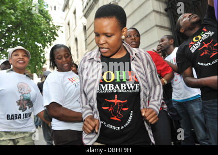 South Africa House, Trafalgar Square, London, UK. 31. Juli 2013. Menschen singen, tanzen und singen aus Protest gegen die heutigen Wahlen in Simbabwe, die sie angeblich gegen Robert Mugabe manipuliert wird. Bildnachweis: Matthew Chattle/Alamy Live-Nachrichten Stockfoto