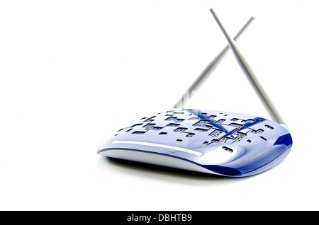 Moderne blaue WLAN-Router auf weißem Hintergrund Stockfoto