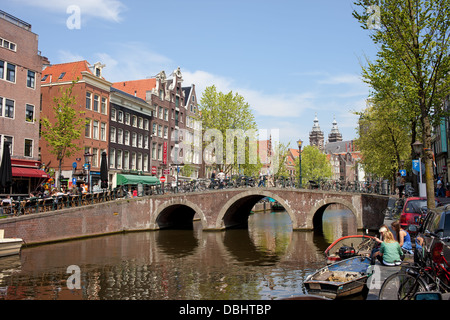 Brücke am Oudezijds Voorburgwal canal, Stadt Amsterdam, Holland, Niederlande. Stockfoto