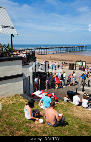 Die Warteschlange für Fish And Chips am Pier an einem heißen Sommertag im Saltburn vom Meer Redcar und Cleveland England Stockfoto