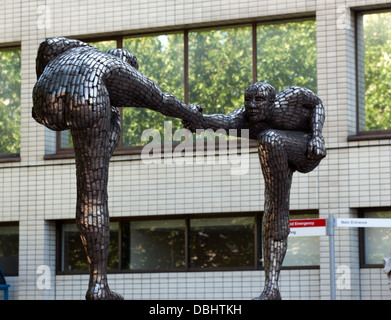 Überqueren Sie die Kluft, eine Skulptur von Rick Kirby am St. Thomas Hospital, Lambeth, London. Stockfoto