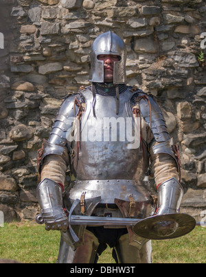 Ein Ritter in Rüstung in einem mittelalterlichen Turnier-Reenactment Stockfoto