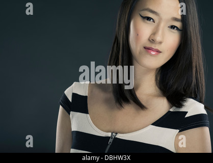 Schöne asiatische Frau mit langen, dunklen Haaren und geflügelten Eye-Liner (Cleopatra-Stil) Stockfoto