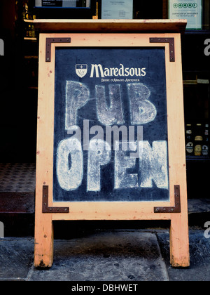 Pub Open Kreide auf einer hölzernen A-Board Tafel Kreidetafel auf einem Gehweg Bürgersteig vor einer York Bar, UK. Stockfoto