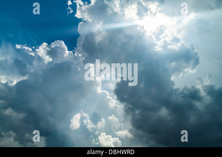 Foto von der Sonne durch Wolken Stockfoto