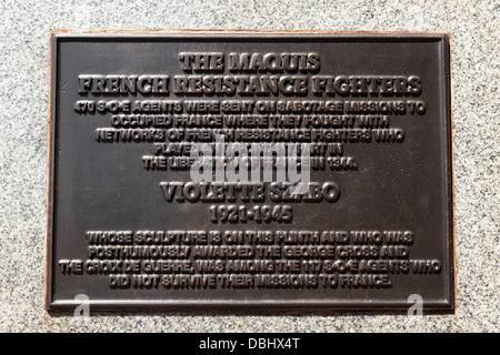 Gedenktafel an der Statue von Violette Szabo, zum Gedenken an dem Maquis Französisch Widerstand Kämpfer von WWII und ihre Rolle darin. Stockfoto