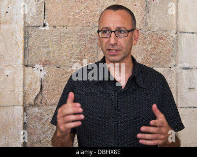 Jerusalem, Israel. 31. Juli 2013. AVI DABACH, Lehrer an der Musrara School of Design, berichtet, dass in den letzten 2-3 Jahren er aus einen größeren Anteil der Schulabgänger zu, die sie in der Stadt hören ist statt wegzulaufen nach Tel-Aviv bleiben wollen. Jerusalem, Israel. 31. Juli 2013.  Jerusalems Avantgarde Kunstszene ist eine allmähliche Belebung sehen, wie die Stadt investiert weiter in seine junge und lebendige Gemeinschaft von Künstlern. Bildnachweis: Nir Alon/Alamy Live-Nachrichten Stockfoto