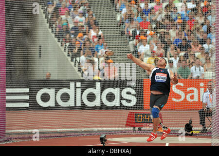 Josip Silvar (CRO) werfen, während die Männer F44 diskutieren endgültig an die Sainsbury Jubiläumsspiele, Queen Elizabeth Olympic Park, London. Stockfoto