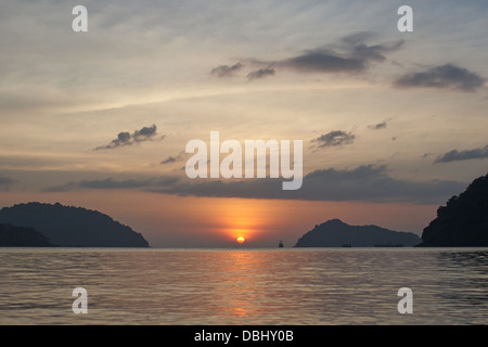 Sonnenuntergang über dem Ozean. Stockfoto