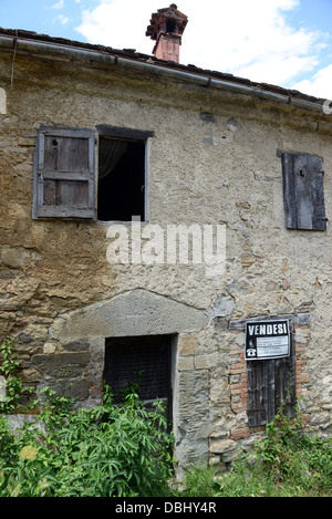 Verfallenes Steinhaus zu verkaufen Manno in Reggio Emilia Hügeln in der italienischen Region Emilia-Romagna Stockfoto