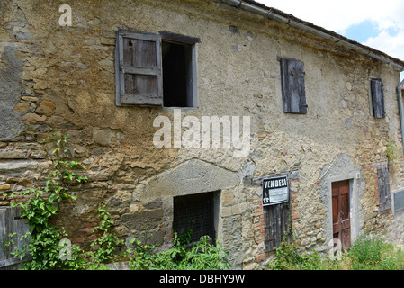 Verfallenes Steinhaus zu verkaufen Manno in Reggio Emilia Hügeln in der italienischen Region Emilia-Romagna Stockfoto