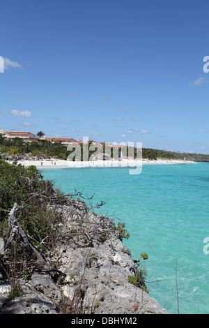 Die Atlantikküste mit dem Paradisus d ' Oro Hotel im Hintergrund, Guardalavaca, Kuba Stockfoto