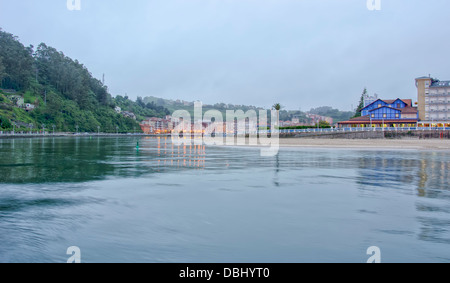 Ribadesella Strand bei Sonnenuntergang Stockfoto