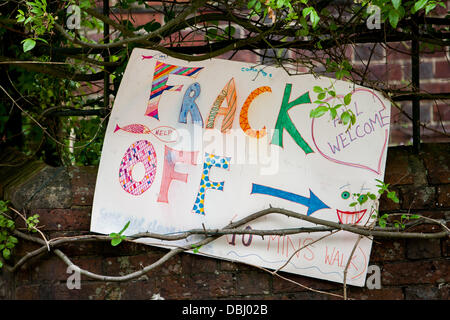 Balcombe, West Sussex, UK. 31. Juli 2013. Frack aus Zeichen außerhalb Balcombe Station mit Pfeil zum protest gegen Cuadrilla Bohren & Fracking. Balcombe, West Sussex, UK. Bildnachweis: Martyn Wheatley/Alamy Live News Stockfoto