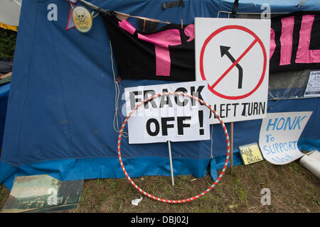 Balcombe, West Sussex, UK. 31. Juli 2013. Schilder an Zelte im Protest gegen Cuadrilla Bohren & Fracking vor den Toren des Dorfes Balcombe in West Sussex. Balcombe, West Sussex, UK. Bildnachweis: Martyn Wheatley/Alamy Live News Stockfoto