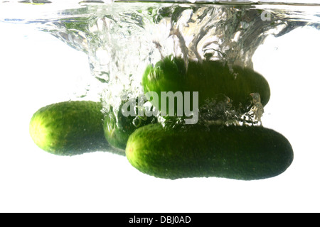 Gurke Splash isoliert auf weißem Hintergrund Stockfoto