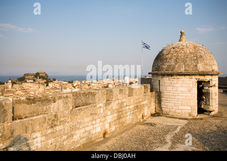 Am oberen Rand der neuen Festung Korfu-Stadt mit der Altstadt und die Kirche St.Spiridon-Turm auf der linken Seite anzeigen Stockfoto