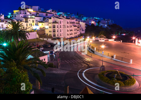 Die Hauptstraße in der andalusischen Berge Dorf von Frigiliana in der Nähe von Malaga in Südspanien. Stockfoto