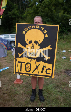 Balcombe, West Sussex, UK. 31. Juli 2013. Mann hält giftige Plakat bei Protest gegen Cuadrilla Bohren & Fracking vor den Toren des Dorfes Balcombe in West Sussex. Balcombe, West Sussex, UK. Bildnachweis: Martyn Wheatley/Alamy Live News Stockfoto