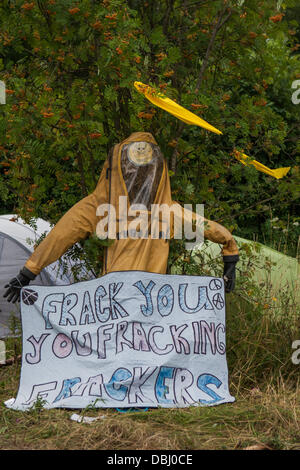 Balcombe, West Sussex, UK. 31. Juli 2013. Protest gegen Cuadrilla Bohren & Fracking vor den Toren des Dorfes Balcombe in West Sussex. Balcombe, West Sussex, UK. Bildnachweis: Martyn Wheatley/Alamy Live News Stockfoto