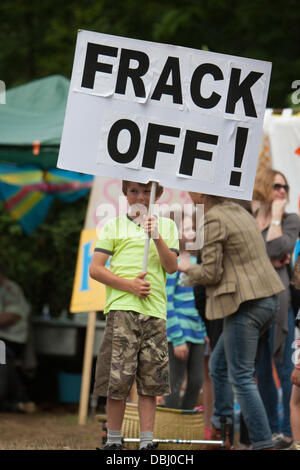 Balcombe, West Sussex, UK. 31. Juli 2013. Kleiner Junge hält Plakat ablesen "Frack!". Protest gegen Cuadrilla Bohren & Fracking vor den Toren des Dorfes Balcombe in West Sussex. Balcombe, West Sussex, UK. Bildnachweis: Martyn Wheatley/Alamy Live News Stockfoto