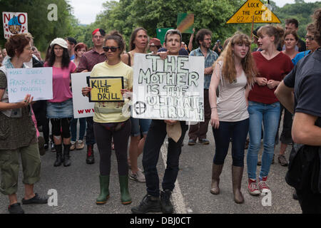 Balcombe, West Sussex, UK. 31. Juli 2013. Demonstranten halten Plakate blockieren die London Road. Protest gegen Cuadrilla Bohren & Fracking vor den Toren des Dorfes Balcombe in West Sussex. Balcombe, West Sussex, UK. Bildnachweis: Martyn Wheatley/Alamy Live News Stockfoto