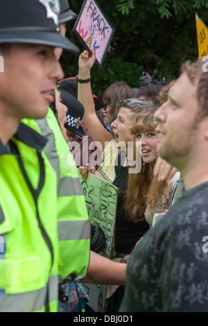 Balcombe, West Sussex, UK. 31. Juli 2013. Protest gegen Cuadrilla Bohren & Fracking vor den Toren des Dorfes Balcombe in West Sussex. Balcombe, West Sussex, UK. Bildnachweis: Martyn Wheatley/Alamy Live News Stockfoto