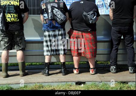 Wacken, Deutschland. 31. Juli 2013. Festival-Besucher stehen ein Pissoir auf dem Festivalgelände in Wacken, Deutschland, 31. Juli 2013. Etwa 75.000 Heavy-Metal-Fans dürften beim 24. Wacken Open Air in der Kleinstadt mit 1.800 Einwohnern. Foto: CARSTEN REHDER/Dpa/Alamy Live News Stockfoto