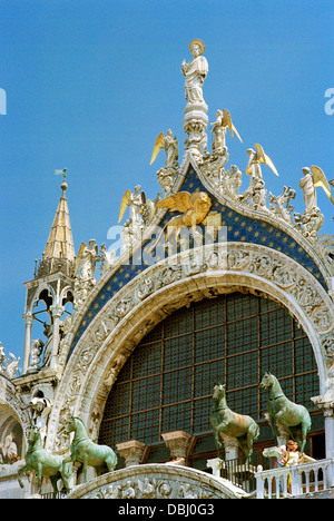 Ein Detail der prächtigen Basilika von San Marco in St. Markus Platz Venedig zeigen die vier großen Bronzepferde Stockfoto