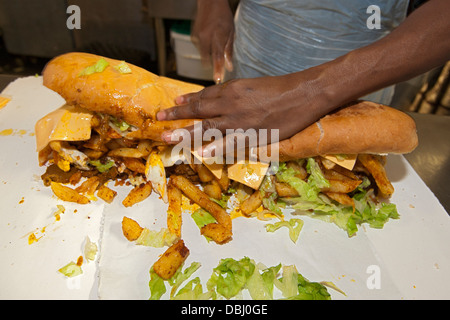 Volles Haus Gatsby Sandwich vorbereitet auf die goldene Schale nehmen in Athlone, Cape Town, Südafrika. Stockfoto