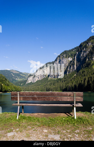 Holzbank am Rande des Lac de Montriond im Sommer Stockfoto