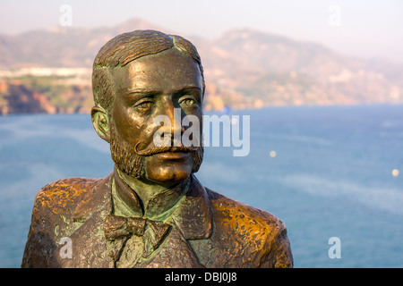 Eine Statue von El Rey Alfonso XII von Spanien an der Promenade in Nerja in Südspanien. Stockfoto