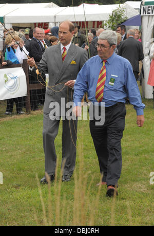 in der Nähe von Brockenhurst, Hampshire, UK. 31. Juli 2013. New Forest zeigen Steward Ian Thew spricht der Earl of Wessex Prince Edward, durch Fliegenfischen Techniken bei der New Forest zeigen Credit: Martin Brayley/Alamy Live News Stockfoto