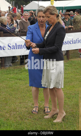 in der Nähe von Brockenhurst, Hampshire, UK. 31. Juli 2013. New Forest zeigen Steward Tracy Thew spricht Sophie, Gräfin von Wessex durch Fliegenfischen Techniken bei der New Forest zeigen Credit: Martin Brayley/Alamy Live News Stockfoto