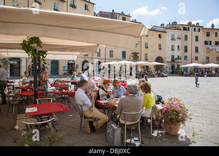 Leute sitzen in einem Restaurant-Terrasse, die Piazza Anfiteatro, Lucca; Toskana; Italien Stockfoto