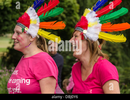 Zwei Frauen in indischem Kopfschmuck beim jährlichen Rennen um das Leben in Großbritannien Stockfoto
