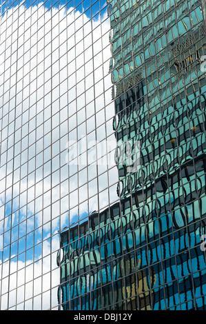 Ein New Yorker Wolkenkratzer spiegelt sich in einem anderen alle Glas-Wolkenkratzer Stockfoto