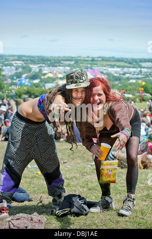 Glastonbury Festival 2013 UK zwei Mädchen schlagen eine Pose in der Nähe der Steinkreis Stockfoto