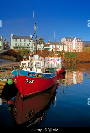 Angelboote/Fischerboote, am frühen Morgen im Hafen von Connemara Dorf von Roundstone, County Galway, Irland Stockfoto