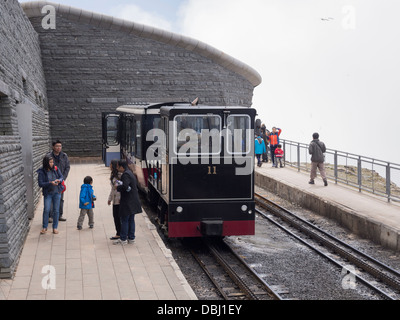 Touristen auf der Plattform von Snowdon Mountain Railway train Hafod Eryri Bergstation am Mount Snowdon in Snowdonia Wales UK Stockfoto