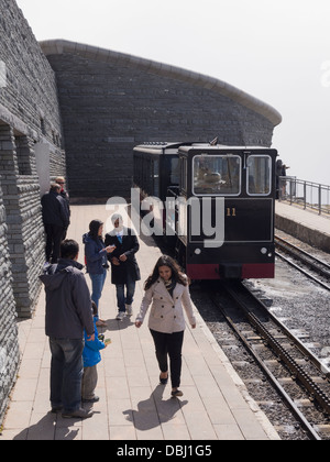 Touristen auf der Plattform von Snowdon Mountain Railway train Hafod Eryri Bergstation am Mount Snowdon in Snowdonia Wales UK Stockfoto